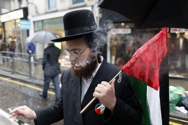 Protest před izraelskou ambasádou v Londýně.